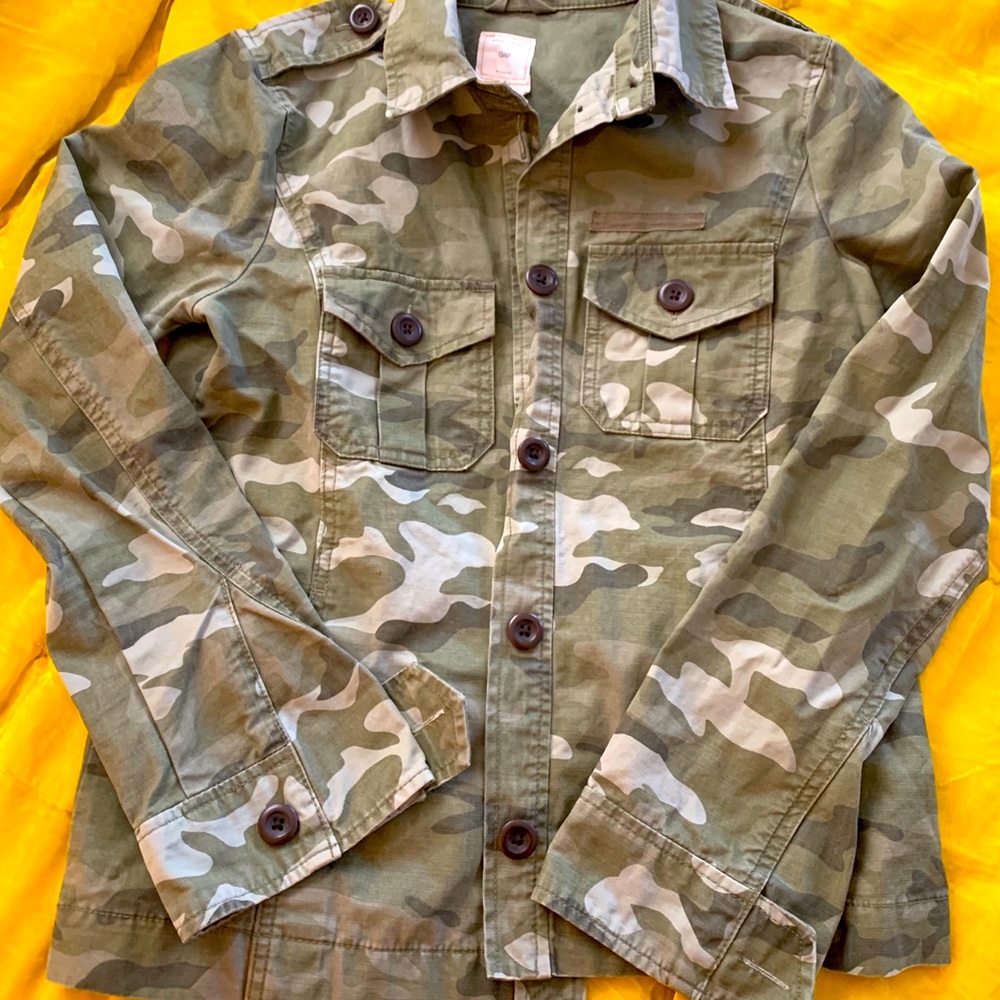 EUC GAP camo shirt/jacket. Size extra  small